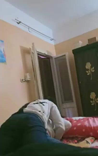 فضيحة سكس مصري مسرب نار: شاب مصري واخد صاحبته من المدرسة في شقته ويقلعها بالعافيه وينيك طيزها – سكس مصري – حصري بجودة عالية HD